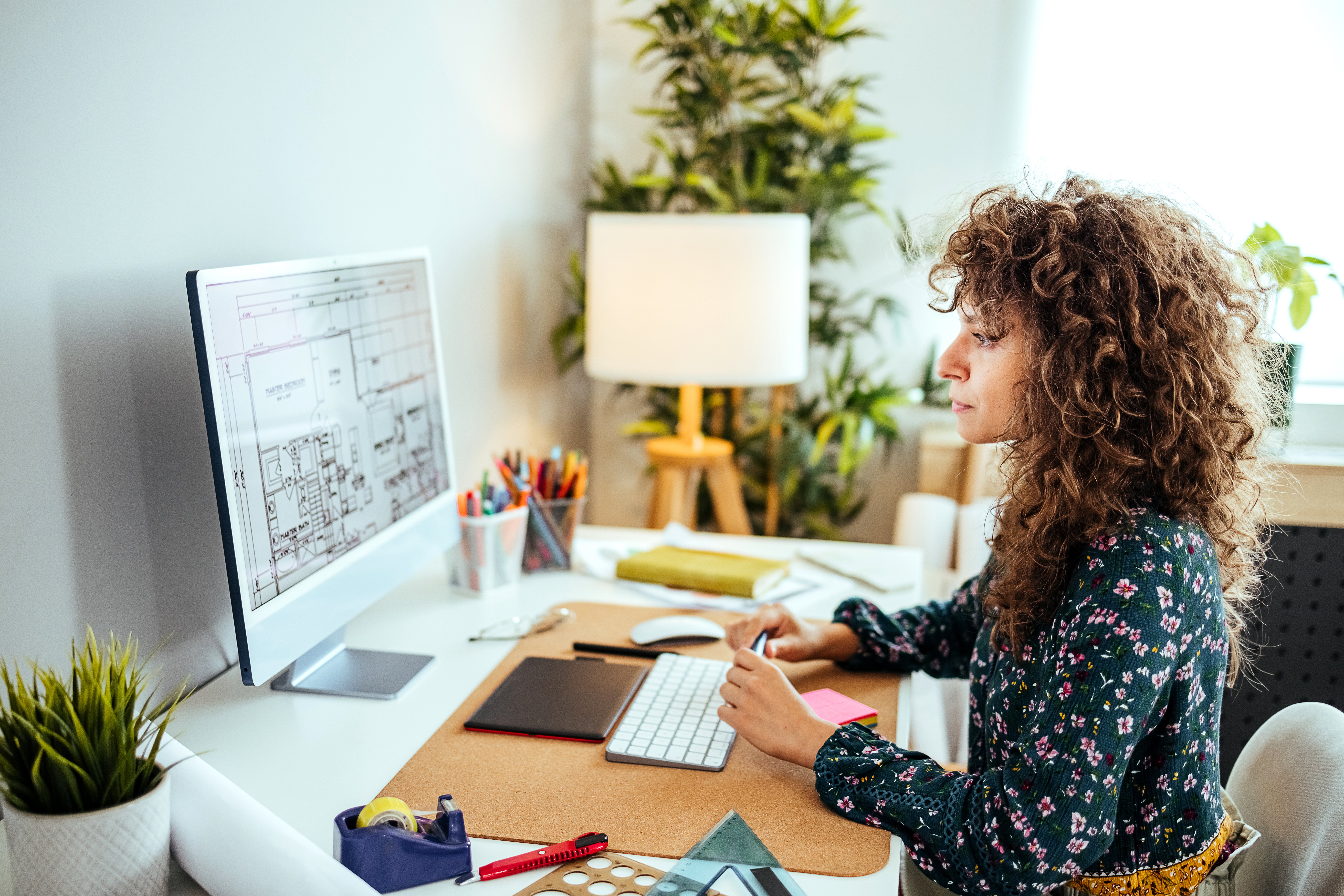 Designer travaillant sur un plan d’aménagement