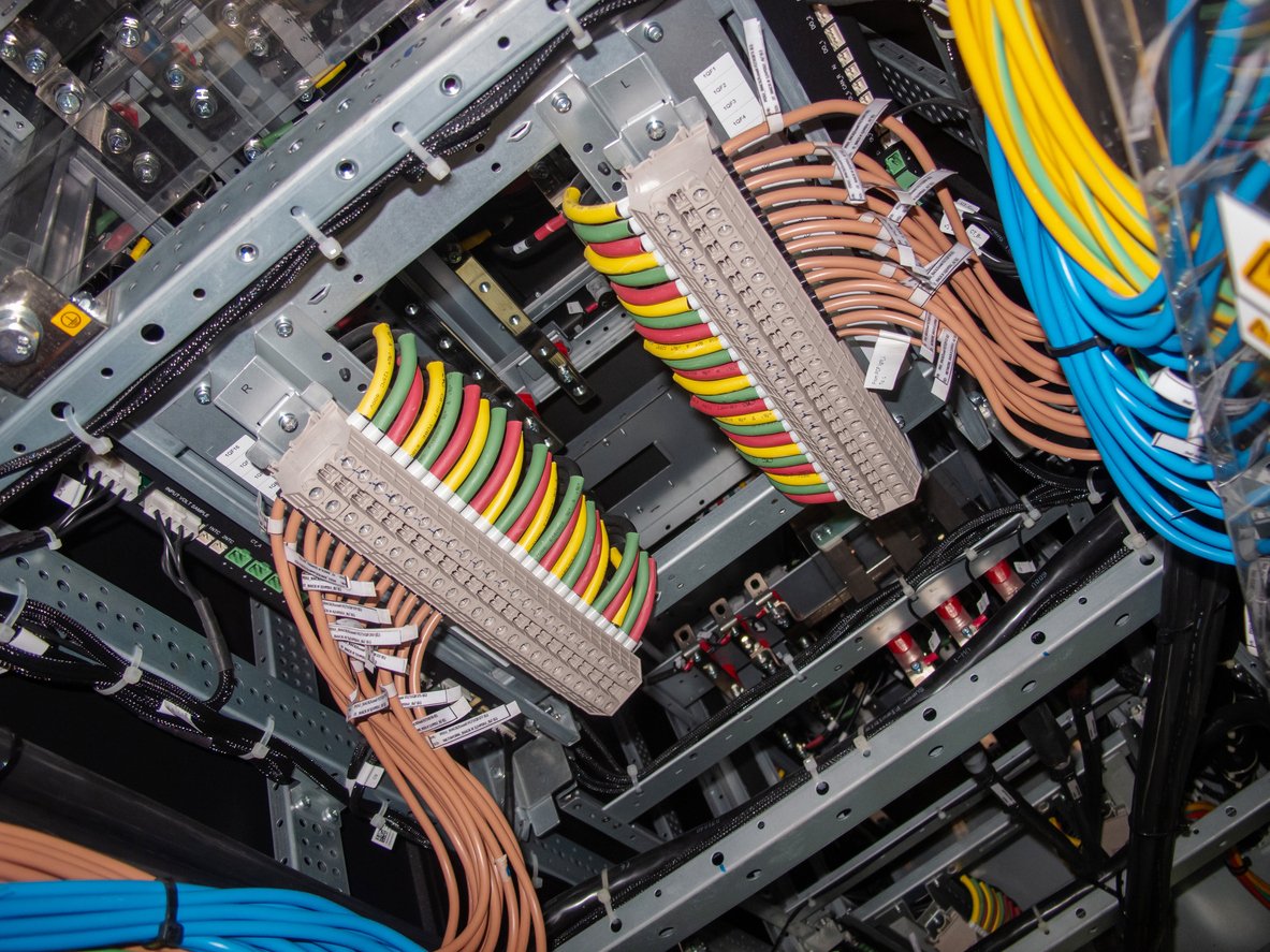 Complex network cabling infrastructure in data centre