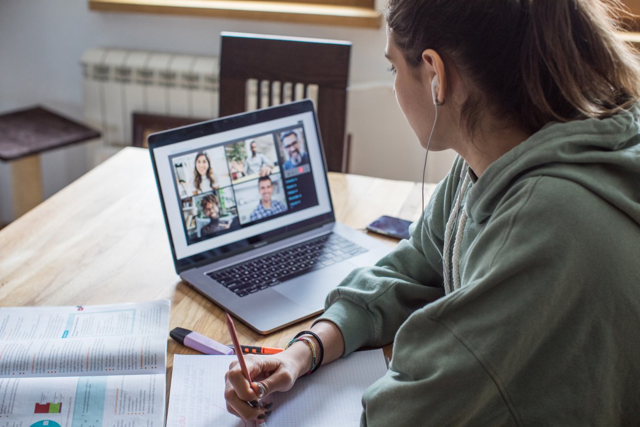 Une étudiante en clavardage vidéo avec d’autres étudiant.e.s