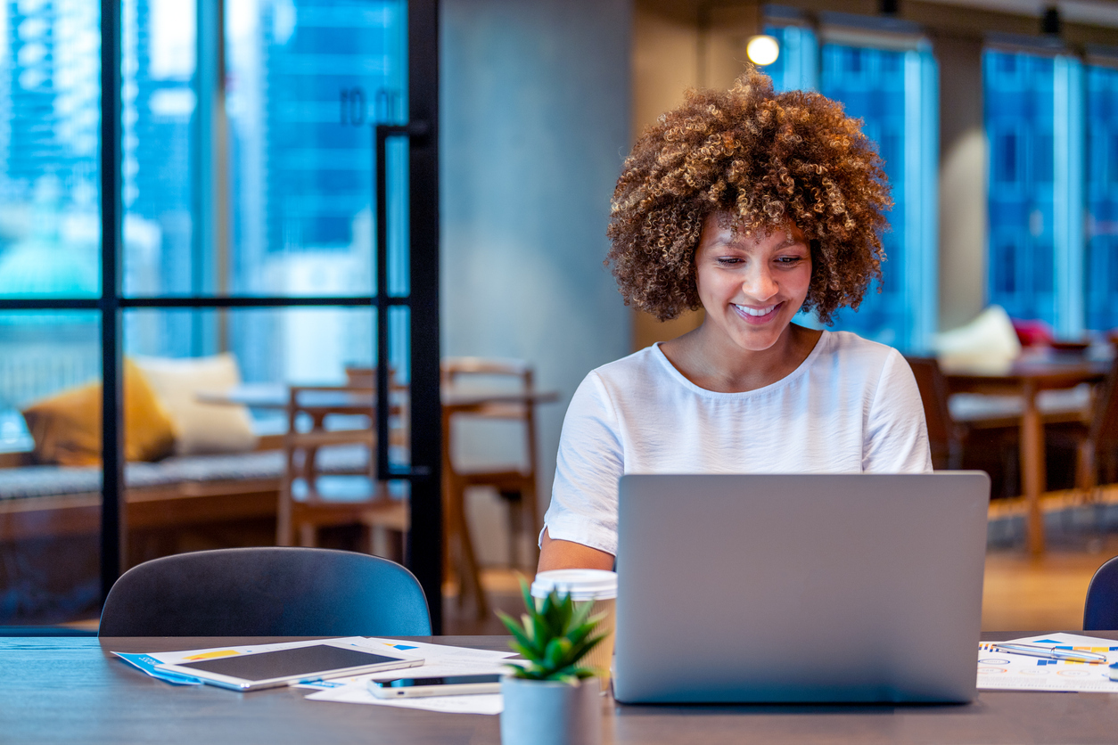 Jeune femme travaillant sur un ordinateur portable dans un bureau moderne