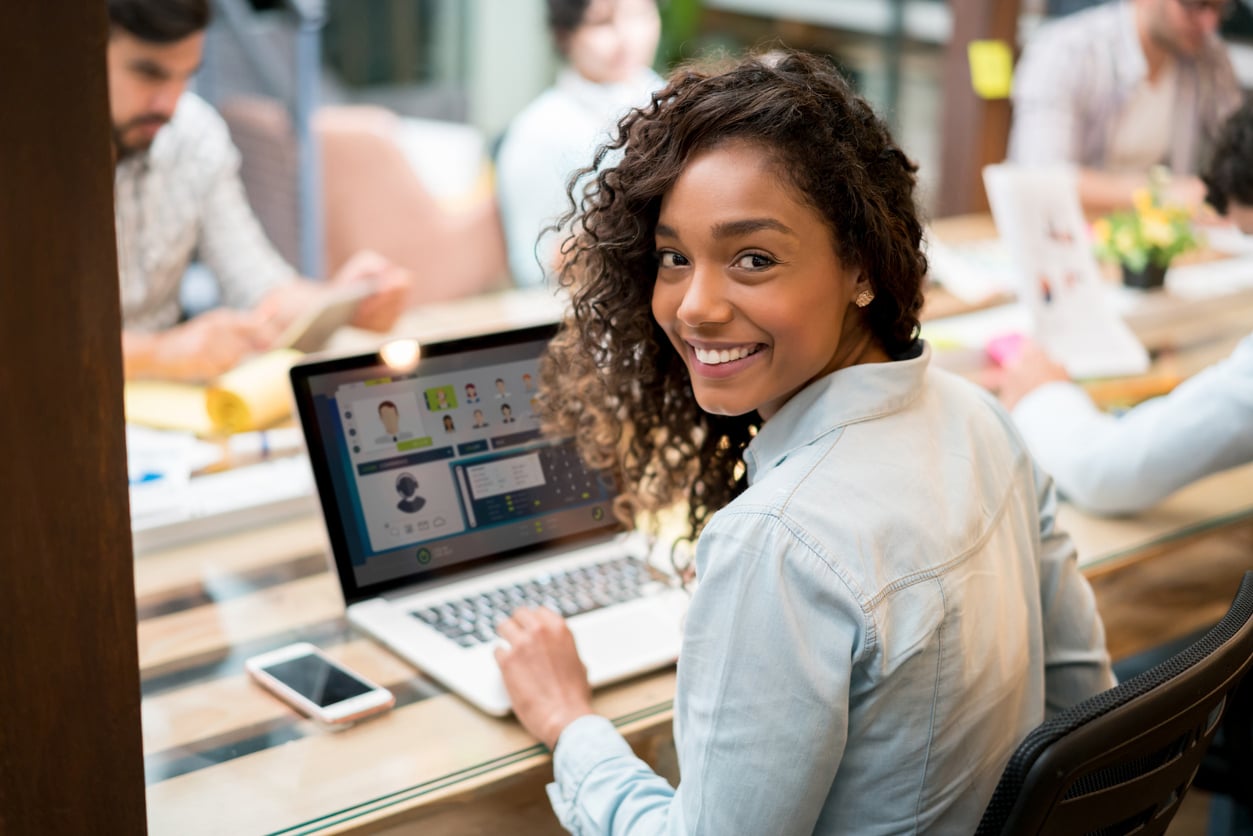 Designer travaillant sur un ordinateur portable dans un espace de cotravail